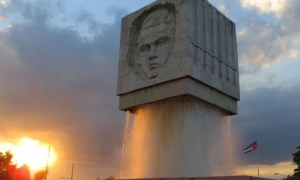 La tupida cortina de agua, que parece sostener el Monumento, simboliza la pureza de los ideales de los jóvenes de la Generación del Centenario. Foto del autor