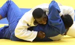 Iván Silva (blanco) de Cuba, combate en la final la división de los 90 kg FOTO: Roberto Morejón