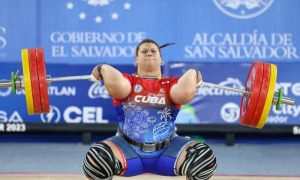 Marifélix Sarría de Cuba, obtiene medalla de oro  en el envión de la división de más 87 kg del levantamiento de pesas 