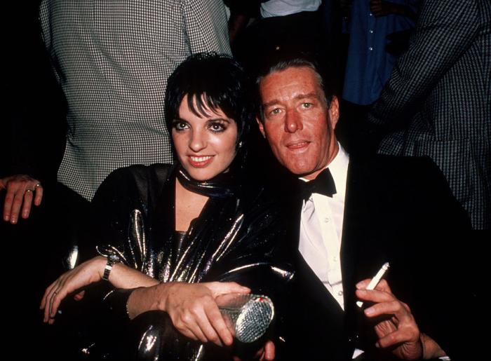 Fotograma de la serie, que no se detuvo en los hitos que rubricó Halston en el diseño de ropas y en la promoción de perfumes. 