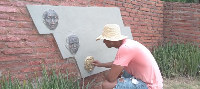 El monumento número 4 está siendo restaurado por jóvenes socios de la mipyme Dinami_k en coordinación con la Oficina del Conservador. Foto: Luis Alberto Portuondo 