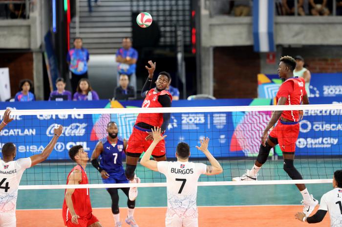El equipo Cuba (rojo) se enfrenta a República Dominicana en la final del voleybol FOTO: Roberto Morejón Rodríguez/Periódico JIT (Cuba)