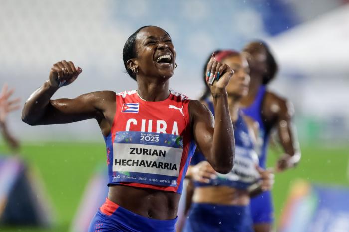 Zurian Hechavarría celebra triunfo en los 400 metros con vallas del atletismo de los XXIV Juegos Centroamericanos y del Caribe San Salvador