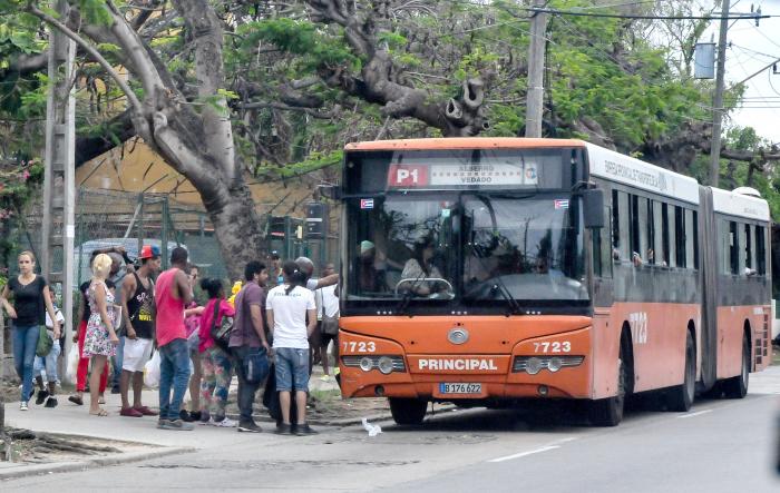 Actualmente la transportación de pasajeros en el país se lleva a cabo con menos de la mitad del parque automotor habitual, situación que se agrava con las limitaciones de combustible.  foto: archivo granma