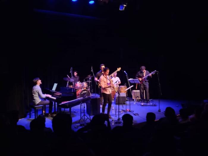 Concierto del cuarteto Camino a Santiago, dirigido por el bajista David Faya, junto a los invitados Rodrigo García Ameneiro en el piano e Irán Farías Saínz en la percusión. 