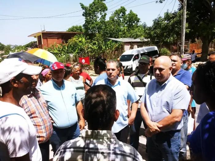 Morales Ojeda dialoga con vecinos de Sevilla 