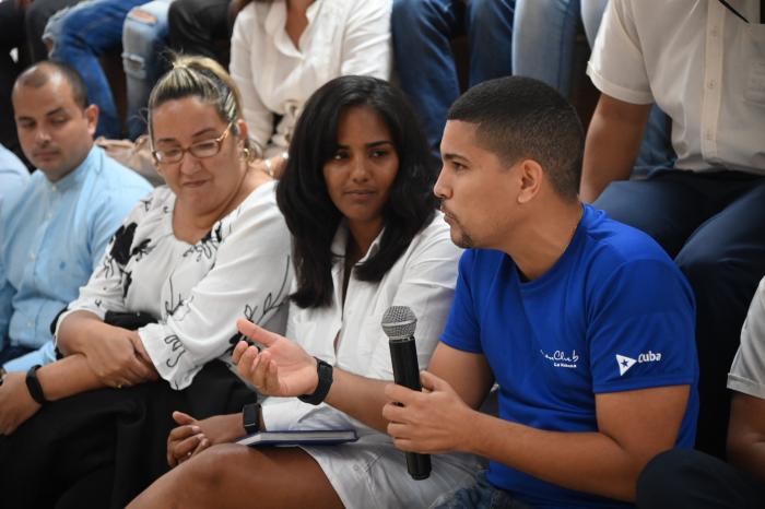 «Gracias por la honestidad, la sensibilidad, el compromiso con el desarrollo del país y la solución a los problemas de la gente», expresó Díaz-Canel. foto: estudios revolución