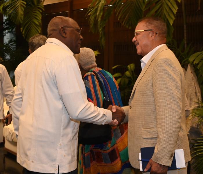 Valdés Mesa con DeWayne Wickham