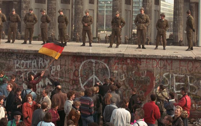 La caída del muro de Berlín permitió el proceso acelerado de restauración del capitalismo en la República Democrática Alemana (rda). foto: ap