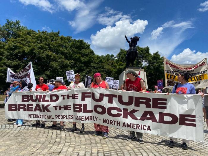Organizaciones solidarias y cubanos residentes en EE. UU. se reunieron frente a la Casa Blanca para exigir el fin del bloqueo