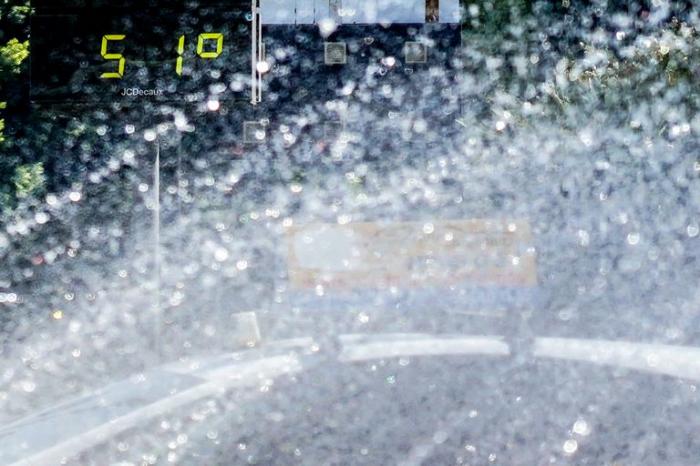 Un termómetro situado en el Prado, marca 51 grados, a 26 de junio del 2023 en Sevilla (Andalucía, España). 