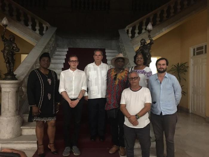 Personal diplomático y artistas mexicanos junto a las autoridades del partido y el Gobierno de Santiago de Cuba.