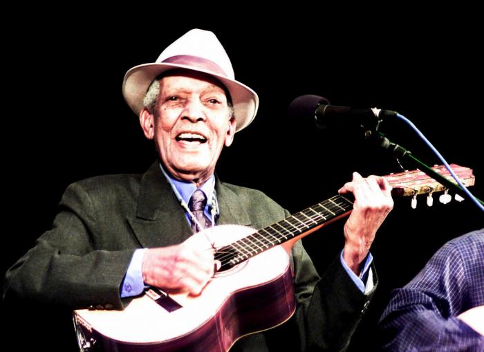 Compay Segundo. Trovador cubano. (foto:Juvenal Balán) 04.04.02 (Compay4)