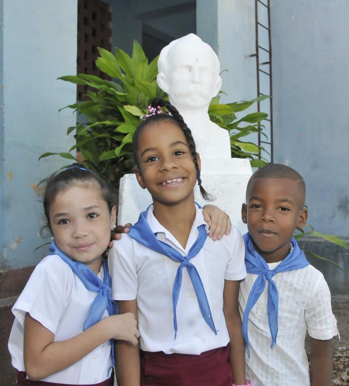 Actividad por el 4 de abril, Escuela Primario Patricio Lumumba,niñas y  niño felices en Cuba.