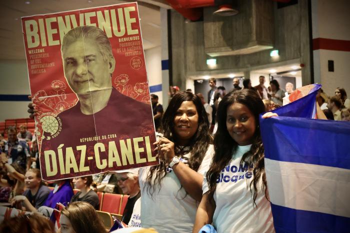 «Esta es la mejor de las cumbres, porque aquí hablan los pueblos», afirmó Díaz-Canel ante los representantes de las sociedades civiles. Foto: Estudios Revolución