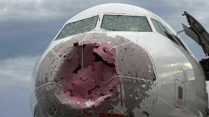 Frente de un avión dañado severamente por los impactos de una granizada en pleno vuelo. Foto: el pais