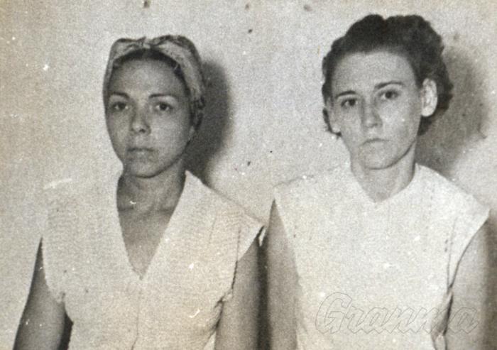 Melba Hernández y Haydee Santamaría detenidas en el Vivac de Santiago de Cuba después del asalto al Cuartel Moncada el 26 de Julio de 1953.