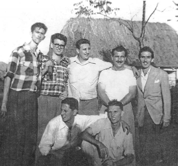 Fidel con Ñico López, Abel Santamaría, José Luis Tasende en la finca Santa Elena
