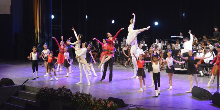 espectáculo cultural en homenaje al 70 Aniversario del Asalto al Cuartel Moncada.