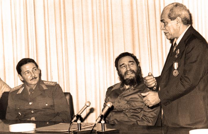 Fidel y Raúl con Blas Roca. Fid18438