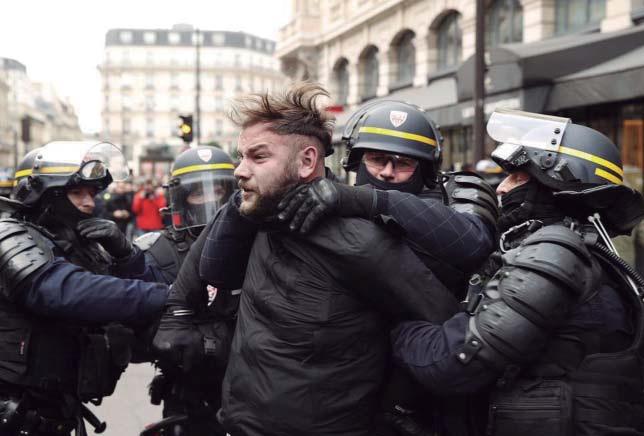 En Francia, un total de 1278 personas fueron procesadas tras los disturbios
que tuvieron lugar en país.