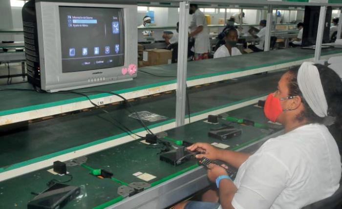 En la Empresa Industria Electrónica (eie) Comandante Camilo Cienfuegos Gorriarán, del municipio capitalino
de Boyeros, se fabrica el receptor de televisión digital de alta defi nición, más conocido como cajita
digital o decodifi cadora