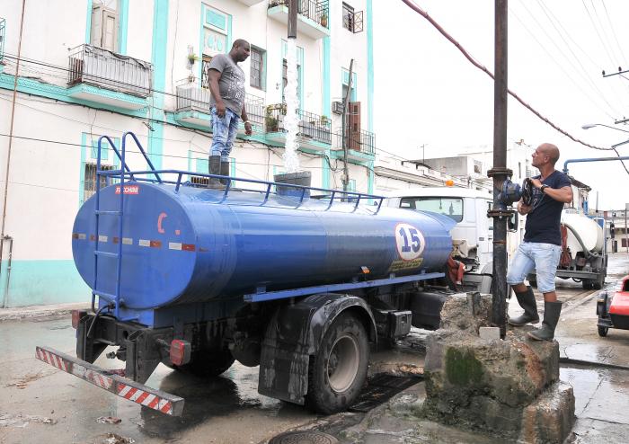 Huracan Irma,entrega de agua por pipa a la poblacion