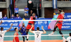 El equipo Cuba (rojo) se enfrenta a República Dominicana en la final del voleybol FOTO: Roberto Morejón Rodríguez/Periódico JIT (Cuba)