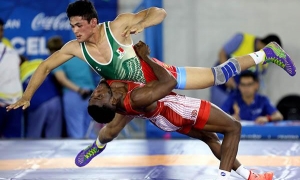 Yosvanys Peña de Cuba (rojo) lucha grecorromanaFOTO: Roberto Morejón Rodríguez/Periódico JIT (Cuba)