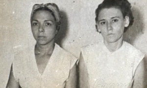 Melba Hernández y Haydee Santamaría detenidas en el Vivac de Santiago de Cuba después del asalto al Cuartel Moncada el 26 de Julio de 1953.