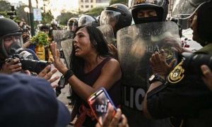 POLICÍA PERUANA HIERE A 12 PERIODISTAS DURANTE PROTESTAS