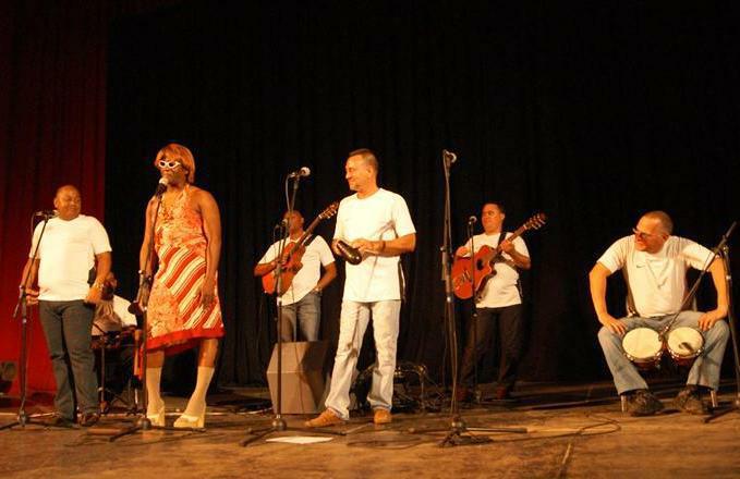 Algunos actores y proyectos como Pagola la Paga han sumado parodias, canciones o guarachas propias a su repertorio.  foto: Francisnet Díaz 