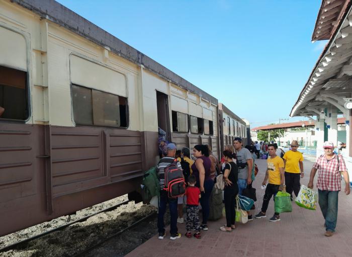 El tren Antilla-Holguín, igual que el Holguín-Las Tunas, puede transportar en cada viajes unos 600 pasajeros. Foto del autor
