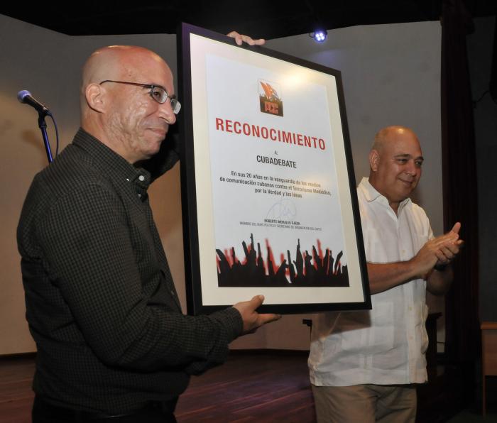Acto por el 20 Aniversario de Cubadebate entrega Reconocimiento a Cubadebate por Roberto Morales Ojeda Mienbro del Buro Politico a Randy Alonso Falcon Director de Cubadebate.