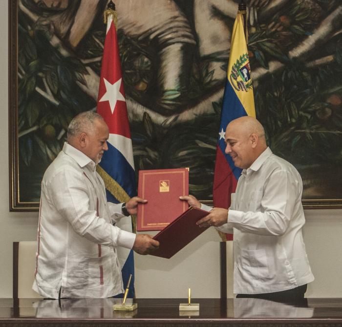 Diosdado Cabello y Roberto Morales firmaron un acuerdo que fortalecerá las relaciones entre las dos organizaciones partidistas.  foto: Dunia Álvarez Palacios