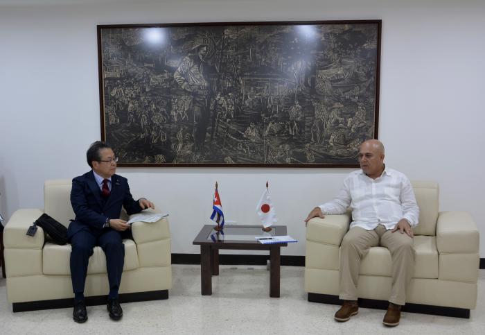 Roberto Morales Ojeda, miembro del Buró Político del Partido y secretario de Organización del CCPCC, recibió en la sede de la organización a Seko Hiroshige, Secretario General del Partido Liberal Democrático en la Cámara Alta de Japón.