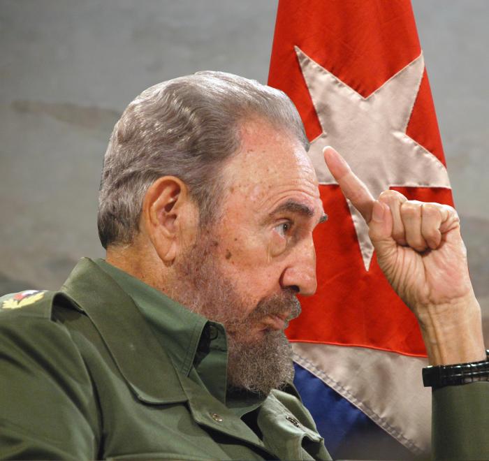 Fidel habla en la mesa redonda sobre tema de la electricidad y su cambio en el pago con trabajadores Sociales Yadira Garcia Mini industria basica