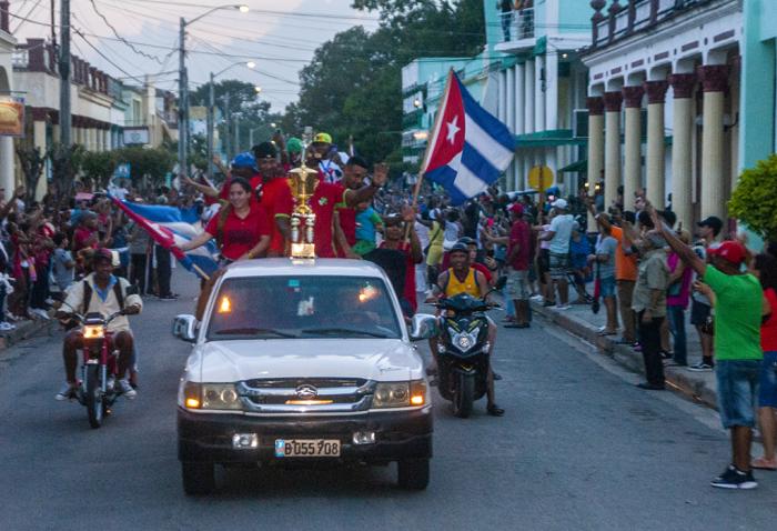 Recibimiento al equipo de beisbol de Las Tunas.