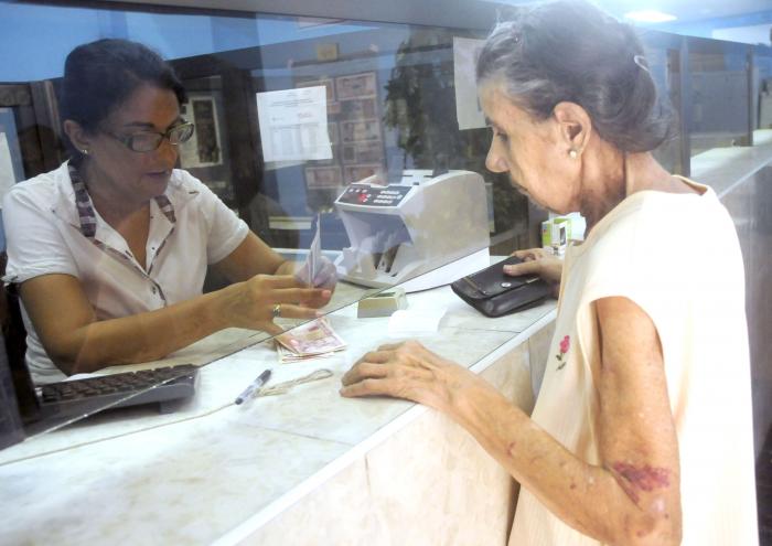 Pago a jubilados en CADECA, desarrollado en la CADECA de Zanja y Belascoaín, Vedado, Plaza