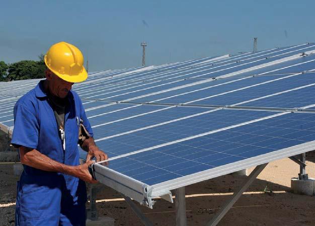 El proyecto prevé, entre equipos y materiales, una central fotovoltaica de 9 259 paneles
solares con capacidad de generación de 5 mw; y una estación de almacenamiento
de la energía. FOTO: JULIO MARTÍNEZ MOLINA