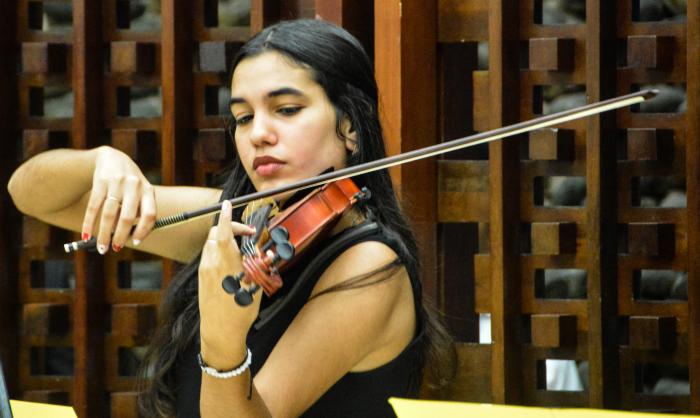 Orquesta de Cámara “Ensemble Solistas de la Habana”, bajo la dirección del maestro Iván Valiente.