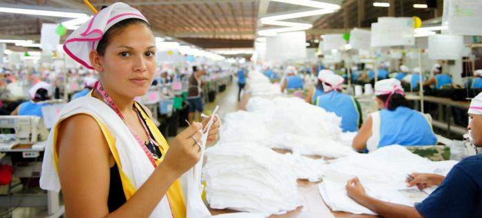 Trabajadora de la industria del vestido en una fábrica en Nicaragua
