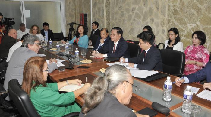 Alfonso Noya Martinez Presidente Instituto de Infomacion y Comunicacion Social recibe a Nguyen Trong Nghia Mienbro del Secretariado del CC de PCV .