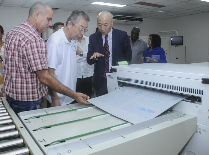 Visita del embajador de China en Cuba, Ma Hui al proyecto de reconversión tecnológica para la producción de la prensa escrita