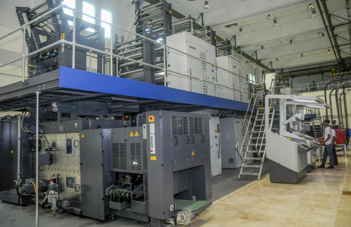 Visita del embajador de China en Cuba, Ma Hui al proyecto de reconversión tecnológica para la producción de la prensa escrita y otros materiales gráficos de la Editora Granma; área de Expedición