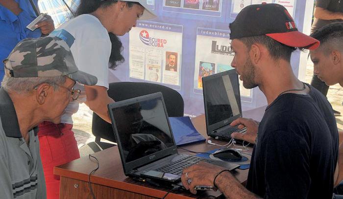 La primera feria de comercio electrónico dejó muy buenas experiencias en materia de intercambio con la
ciudadanía y su inserción en esta ventajosa alternativa de pago.