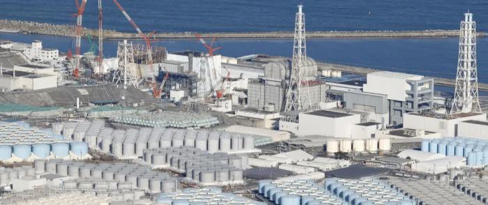 Una vista aérea muestra los tanques de almacenamiento de agua tratada en la planta de energía nuclear Fukushima.