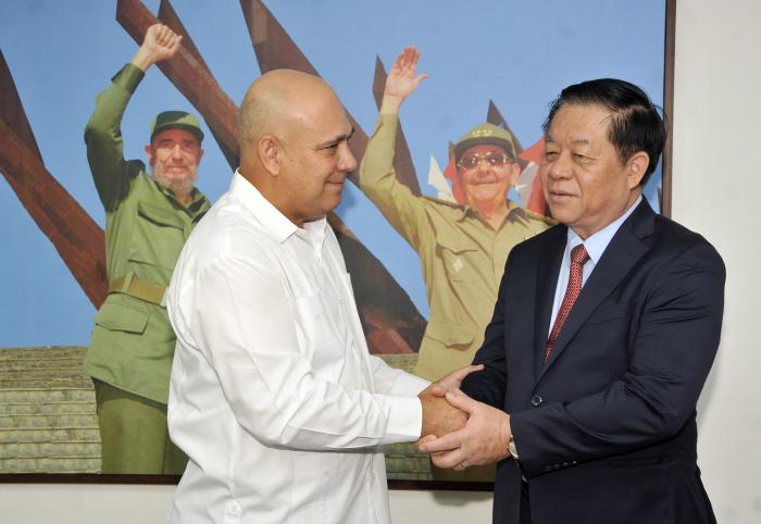 Roberto Morales Ojeda  mienbro del Buro Polico y Secretario Organisador del Comite Central de Partido Comunista de Cuba recibe Nguyen Trong Nghia Mienbro del Secretariado del CC de PCV