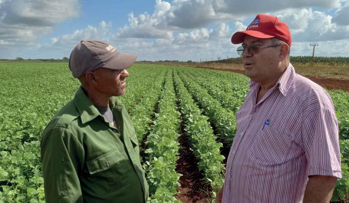 José Alberto González siempre dispone de tiempo para el intercambio con los asociados. FOTO DEL AUTOR