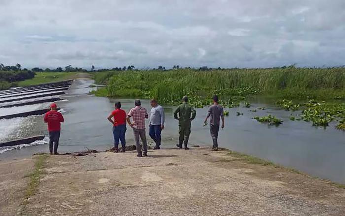 En los territorios de Pinar del Río, Artemisa y la Isla de la Juventud disponen de las herramientas necesarias para el cálculo preventivo de los escurrimientos de las precipitaciones que se producen, según diferentes láminas de lluvia. foto: ACN 	